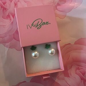 NWT: Ivy Green and White Pearl Earrings